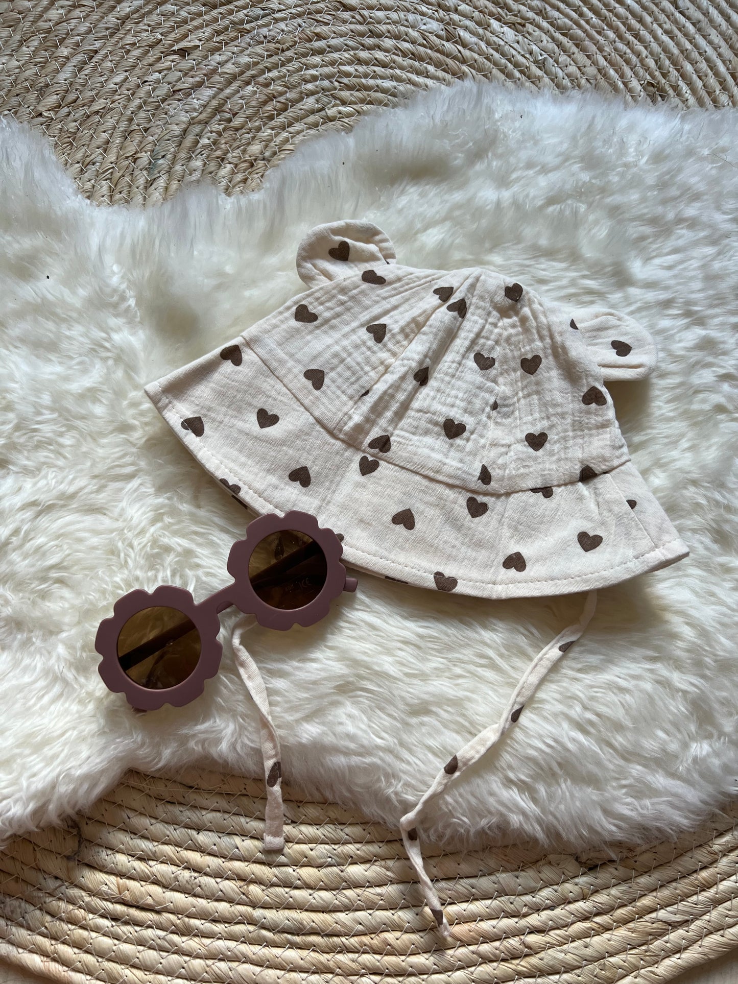 Baby Zonnehoedje Beige met Hartjes