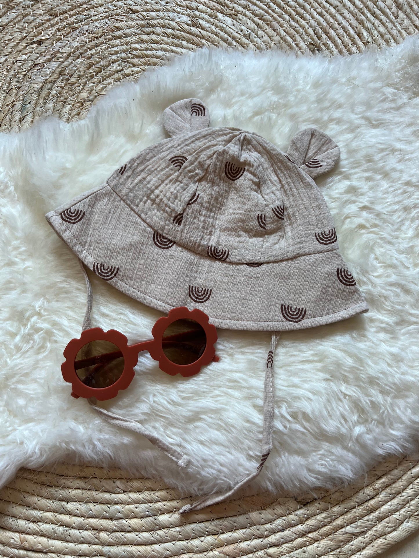 Baby Zonnehoedje Beige met Regenboogjes